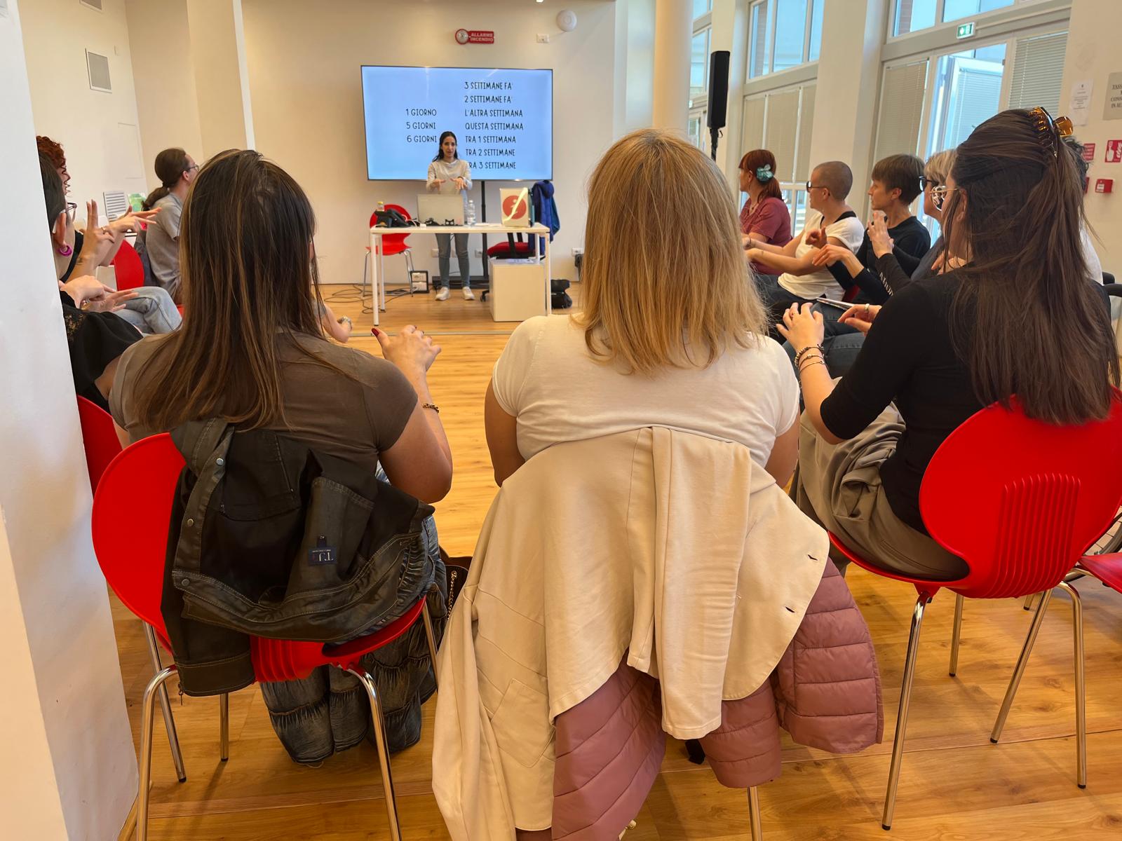 Immagine WhatsApp 2025-09-17 ore 14.50.24_c33c938b foto di classe durante una lezione di LIS